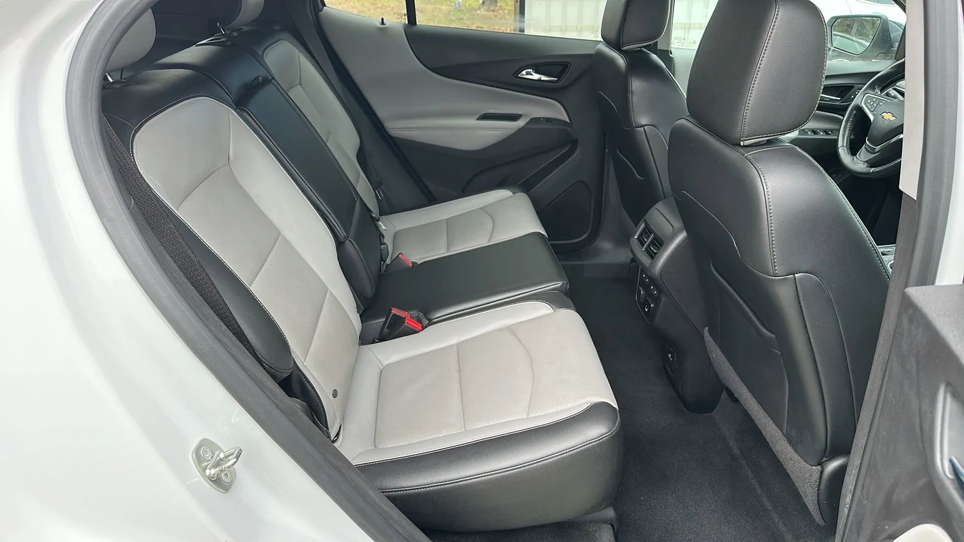Used 2018 Chevrolet Equinox Premier FWD image 21