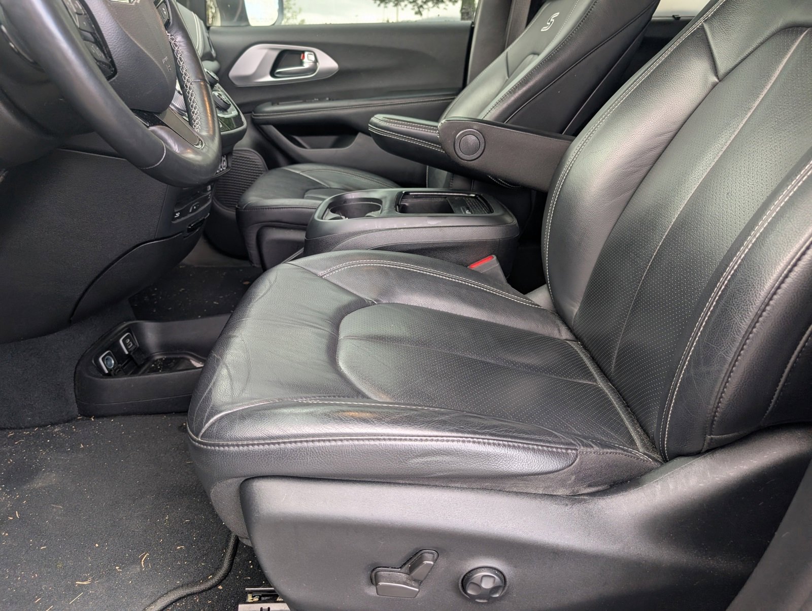 Used 2021 Chrysler Pacifica Touring-L w/ Uconnect Theater Family Group image 7