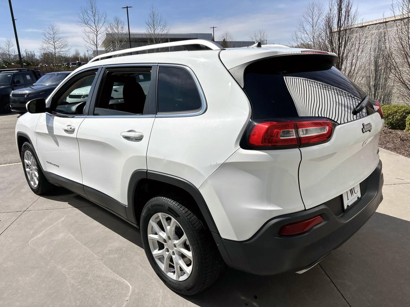 Used 2017 Jeep Cherokee Latitude w/ Comfort/Convenience Group FWD image 7