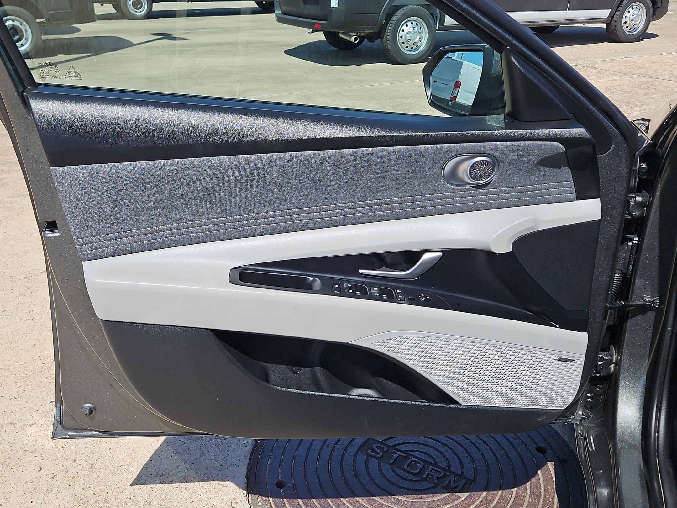 Used 2025 Hyundai Elantra Limited image 12