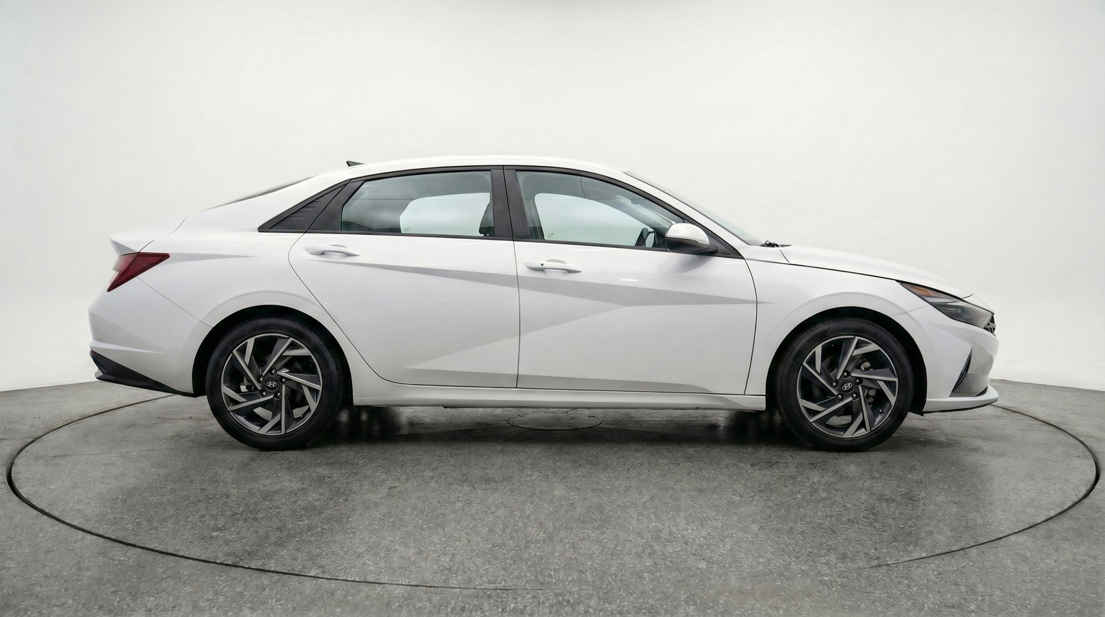 Used 2025 Hyundai Elantra SEL FWD image 11