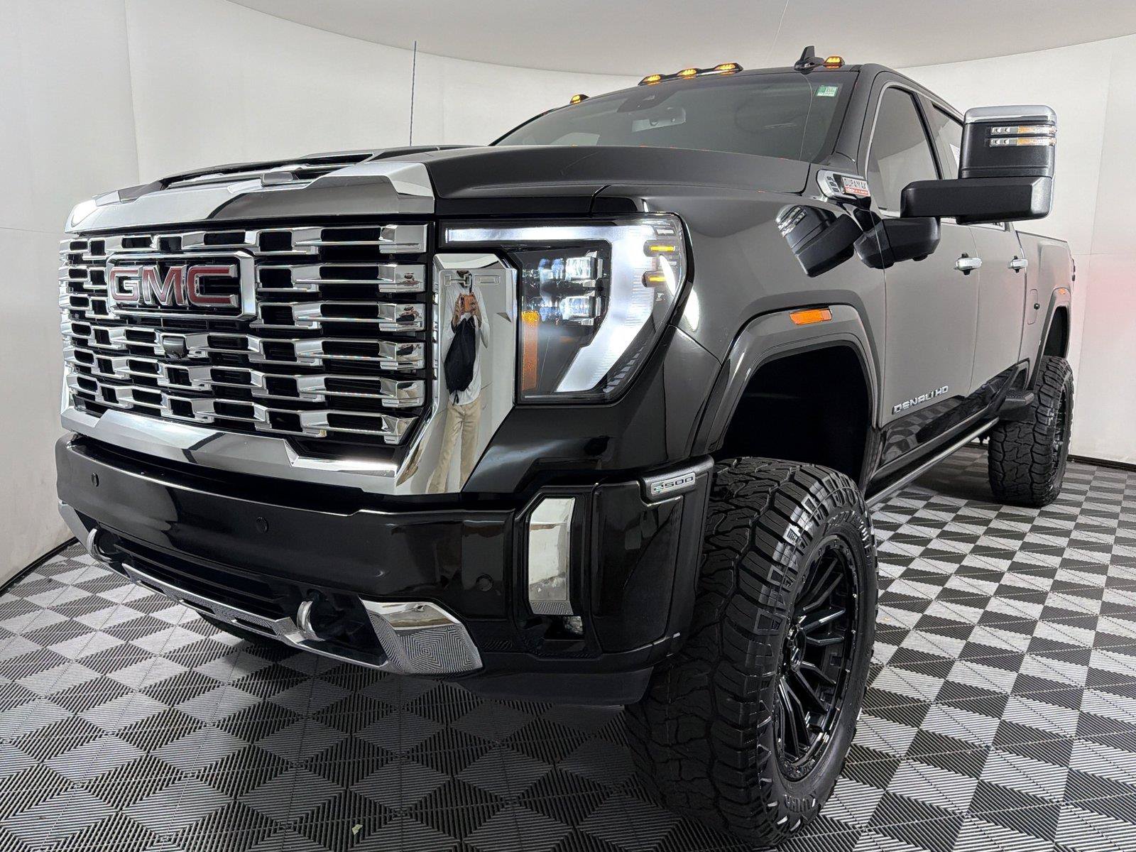 Used 2024 GMC Sierra 2500 Denali AWD/4WD image 3