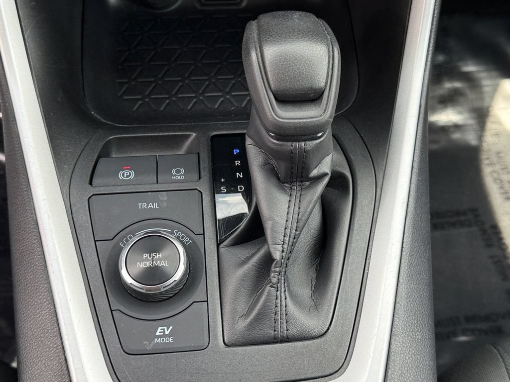 Used 2025 Toyota RAV4 XLE AWD/4WD image 18