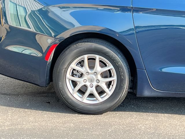 Used 2023 Chrysler Pacifica Touring-L w/ Uconnect Theater Family Group FWD image 34