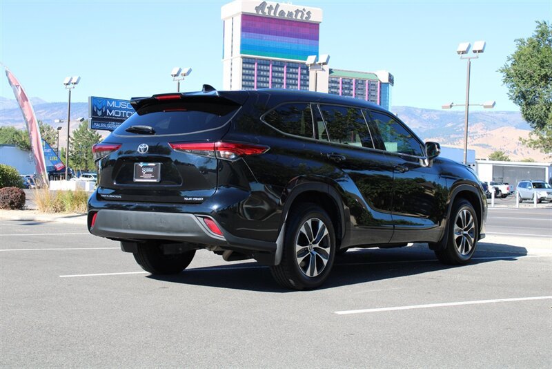 Used 2021 Toyota Highlander XLE AWD/4WD image 8