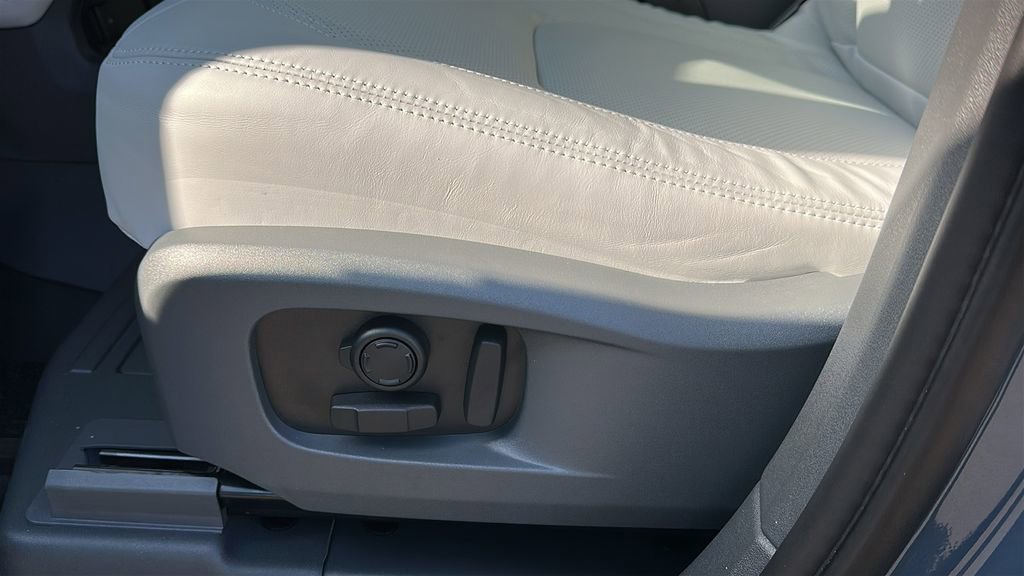 New 2026 Land Rover Defender 110 X-Dynamic SE image 10