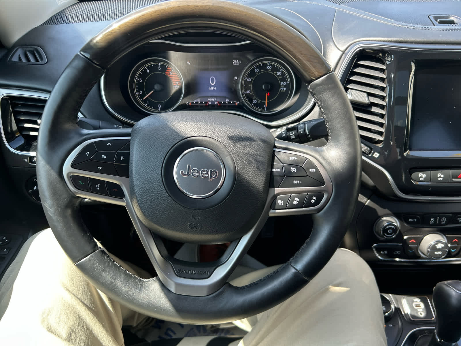 Used 2019 Jeep Cherokee Overland w/ Technology Group AWD/4WD image 16