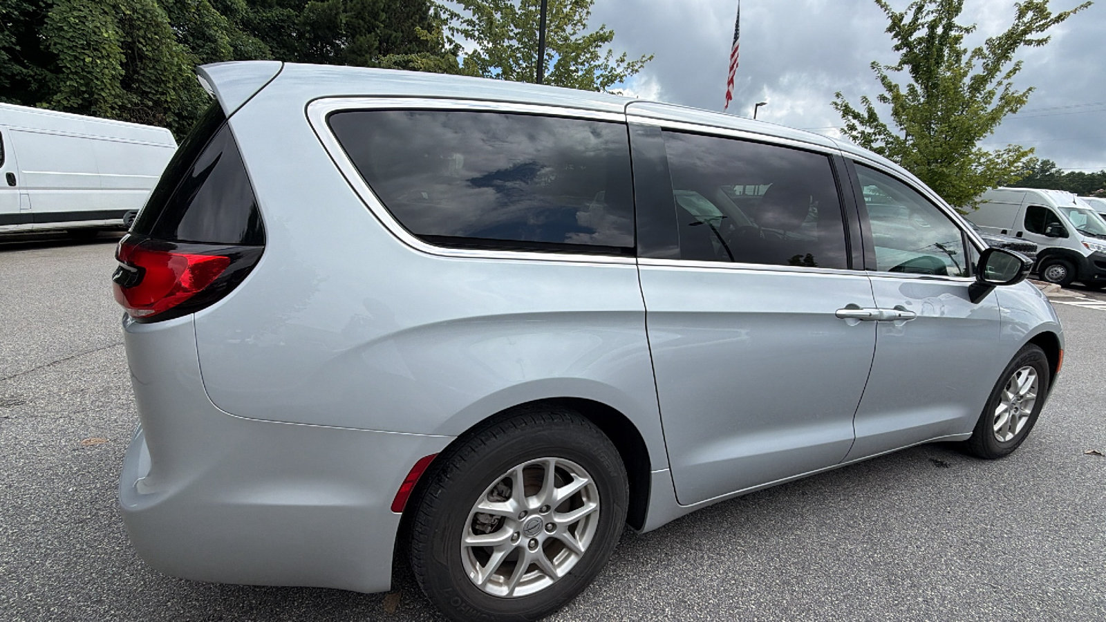 Used 2024 Chrysler Pacifica Touring-L FWD image 8