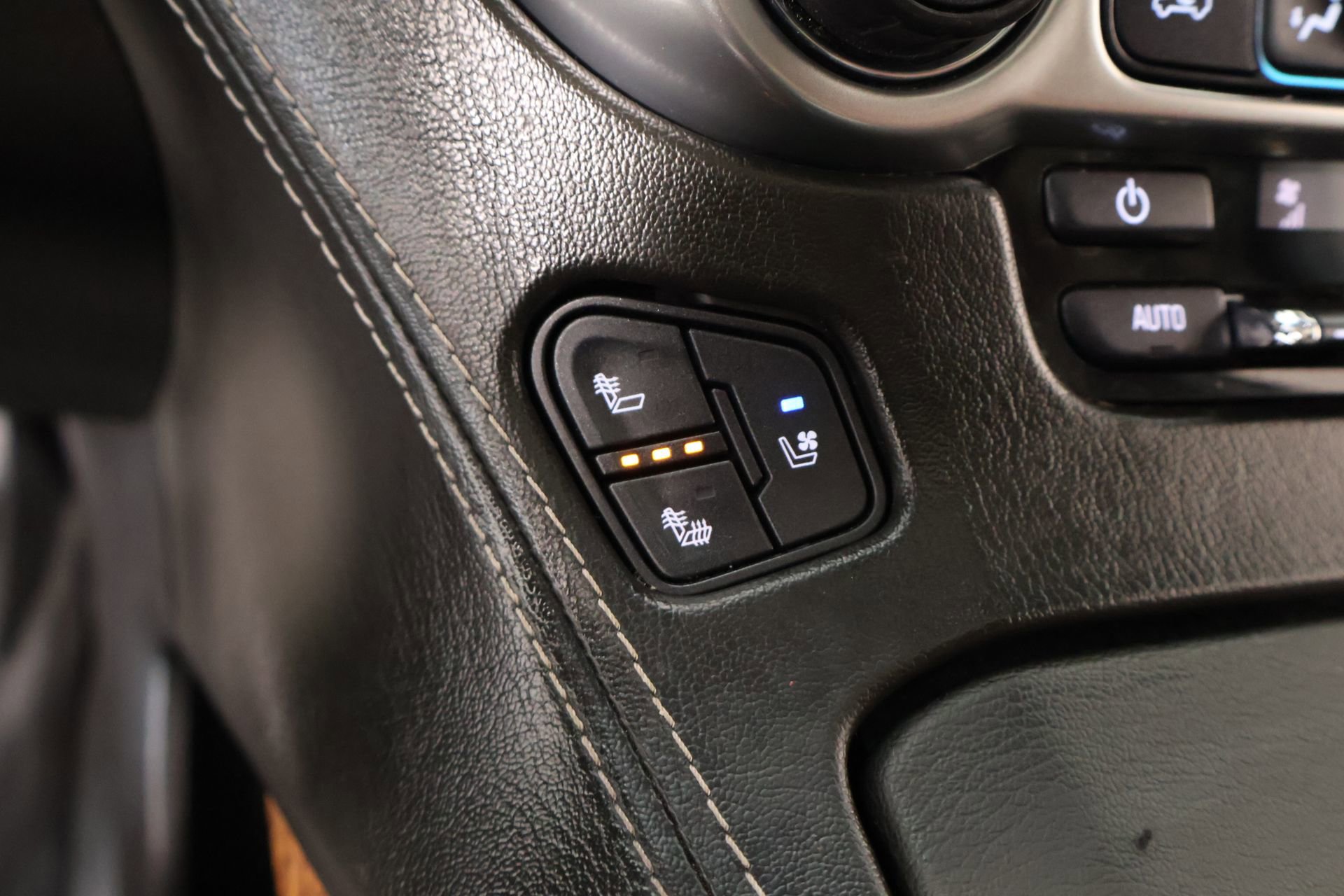 Used 2019 Chevrolet Suburban Premier w/ Premier Plus Edition image 8