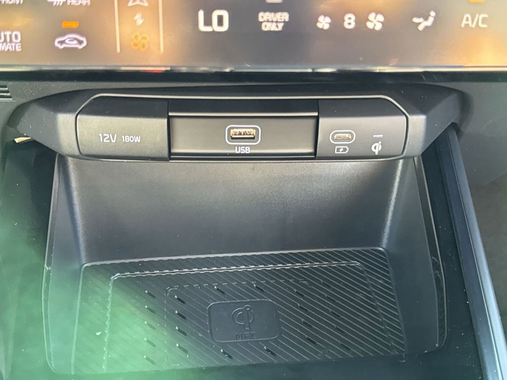 Used 2025 Kia Niro SX Touring image 28