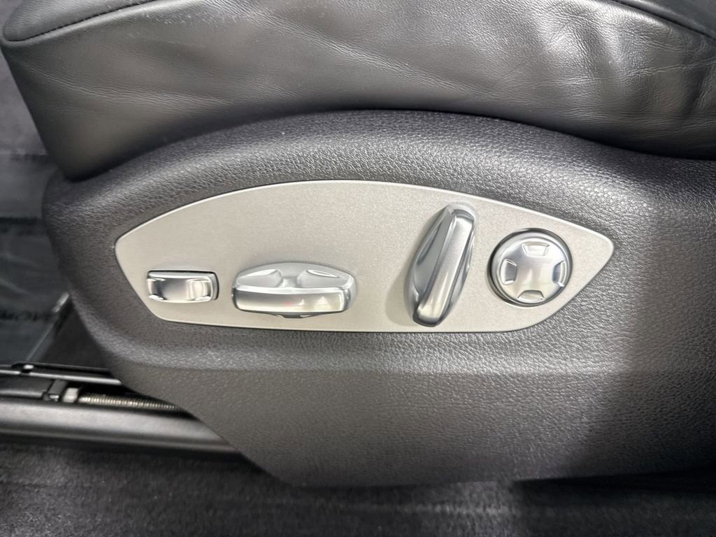 Certified 2025 Porsche Macan image 39