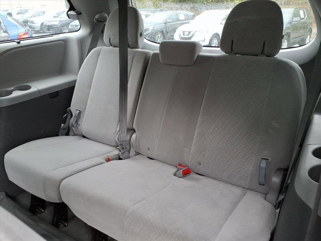 Used 2017 Toyota Sienna LE image 18