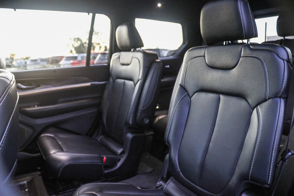 Used 2024 Jeep Grand Cherokee L Limited w/ Luxury Tech Group II AWD/4WD image 19