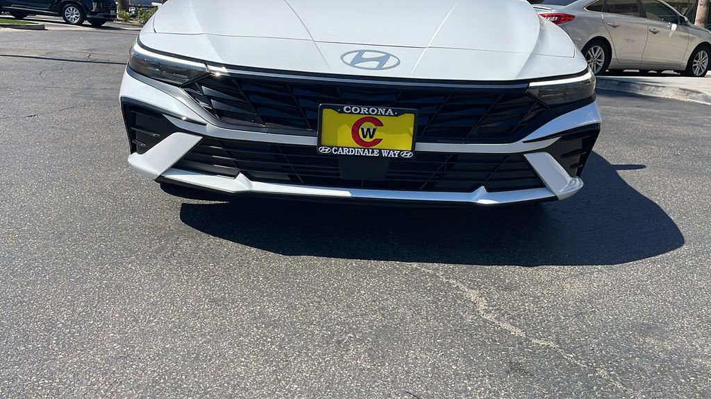 New 2025 Hyundai Elantra Limited image 4