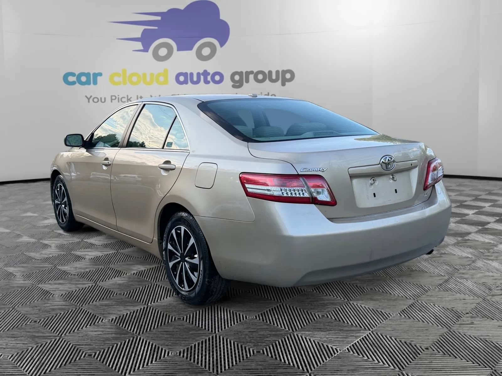 Used 2010 Toyota Camry LE FWD image 3