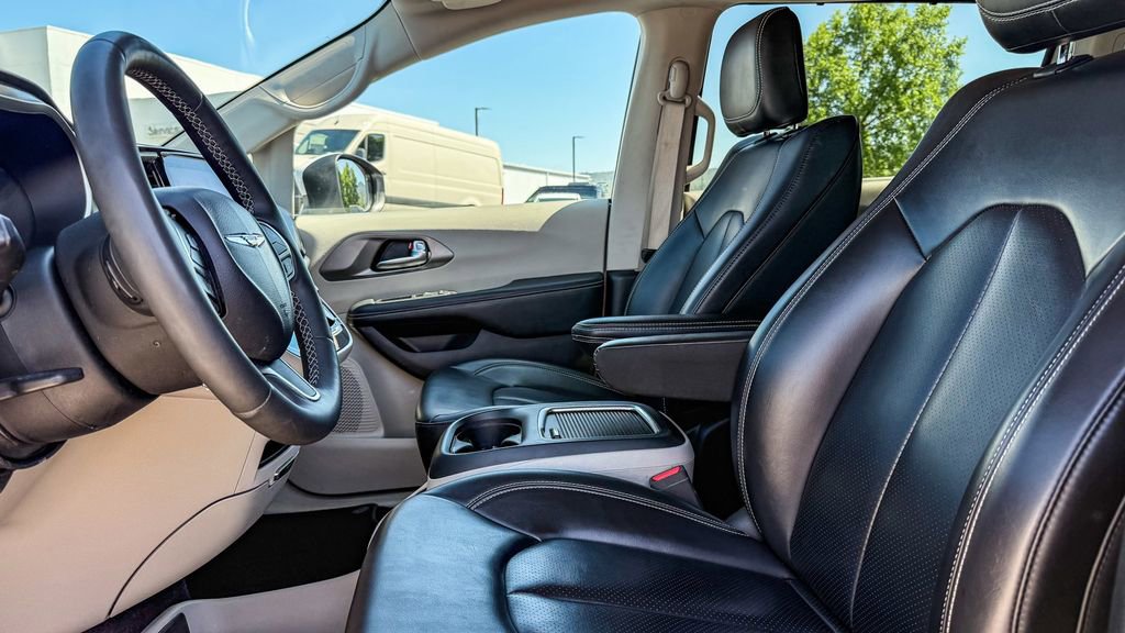 Used 2023 Chrysler Pacifica Touring-L FWD image 20