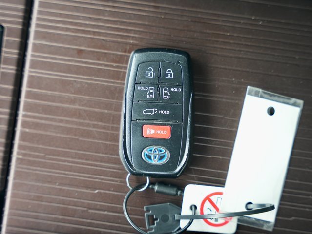 Used 2023 Toyota Sienna XLE image 33