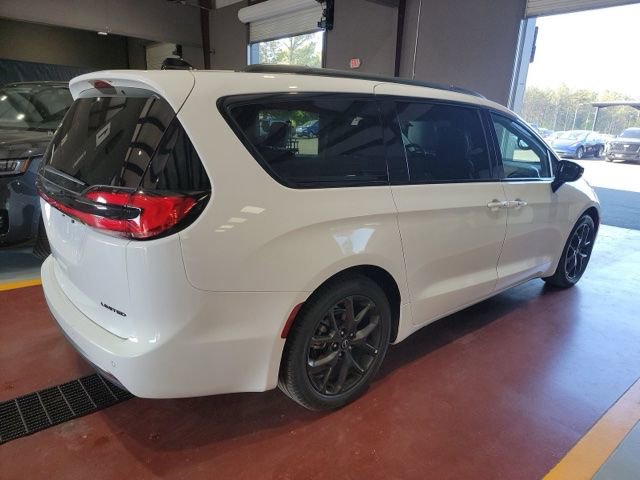 Used 2025 Chrysler Pacifica Limited image 2