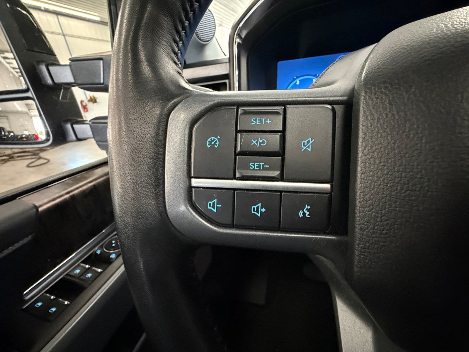 Used 2024 Ford F250 Lariat w/ FX4 Off-Road Package AWD/4WD image 17
