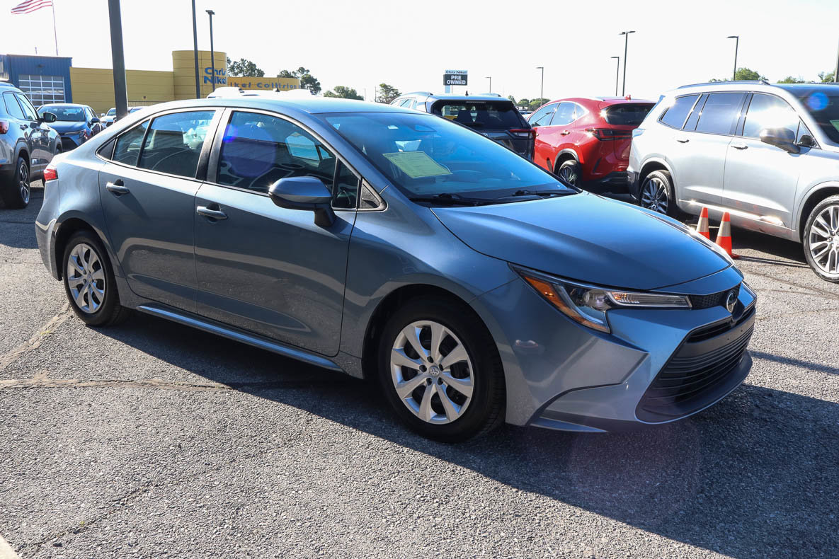 Used 2024 Toyota Corolla LE FWD image 3