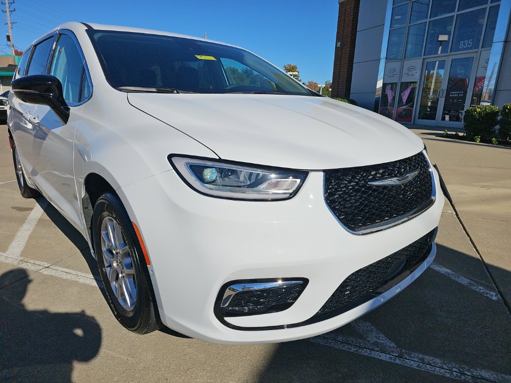 Certified 2024 Chrysler Pacifica Touring-L FWD image 4
