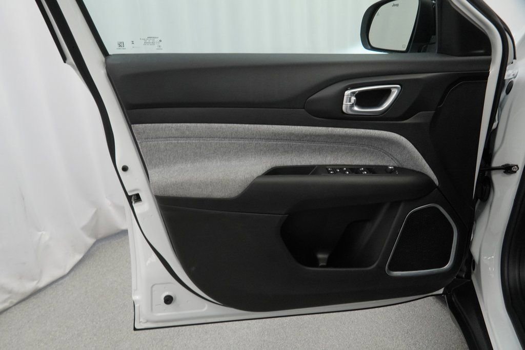 Certified 2025 Jeep Compass Latitude image 38