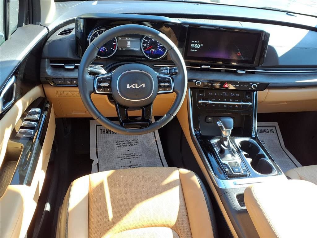 Used 2024 Kia Carnival EX image 4