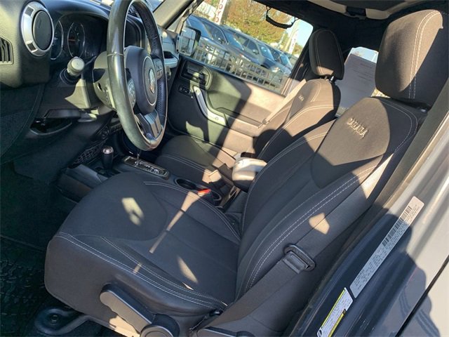 Used 2017 Jeep Wrangler Unlimited Sahara w/ Connectivity Group image 18