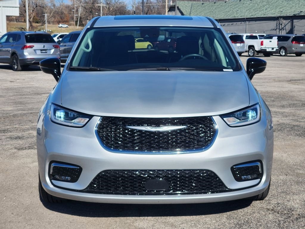 Used 2024 Chrysler Pacifica Limited image 2