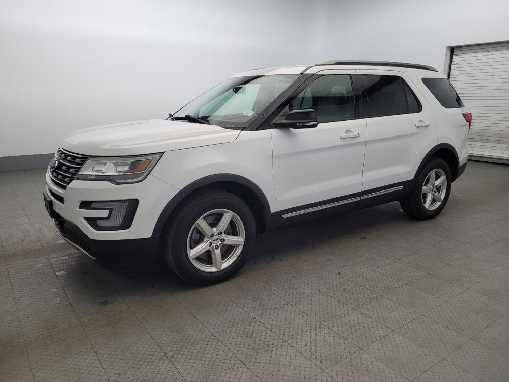 Used 2017 Ford Explorer XLT w/ Equipment Group 202A image 2