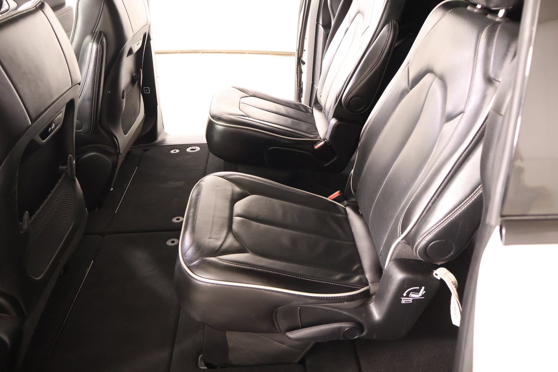 Used 2025 Chrysler Pacifica Limited FWD image 14