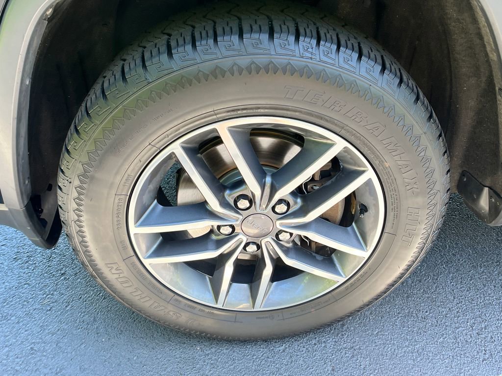 Used 2019 Jeep Grand Cherokee Limited image 25