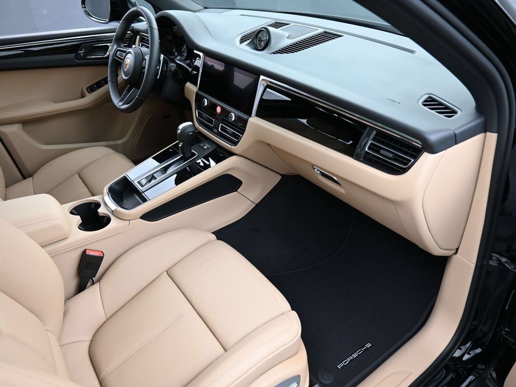Certified 2026 Porsche Macan AWD/4WD image 32