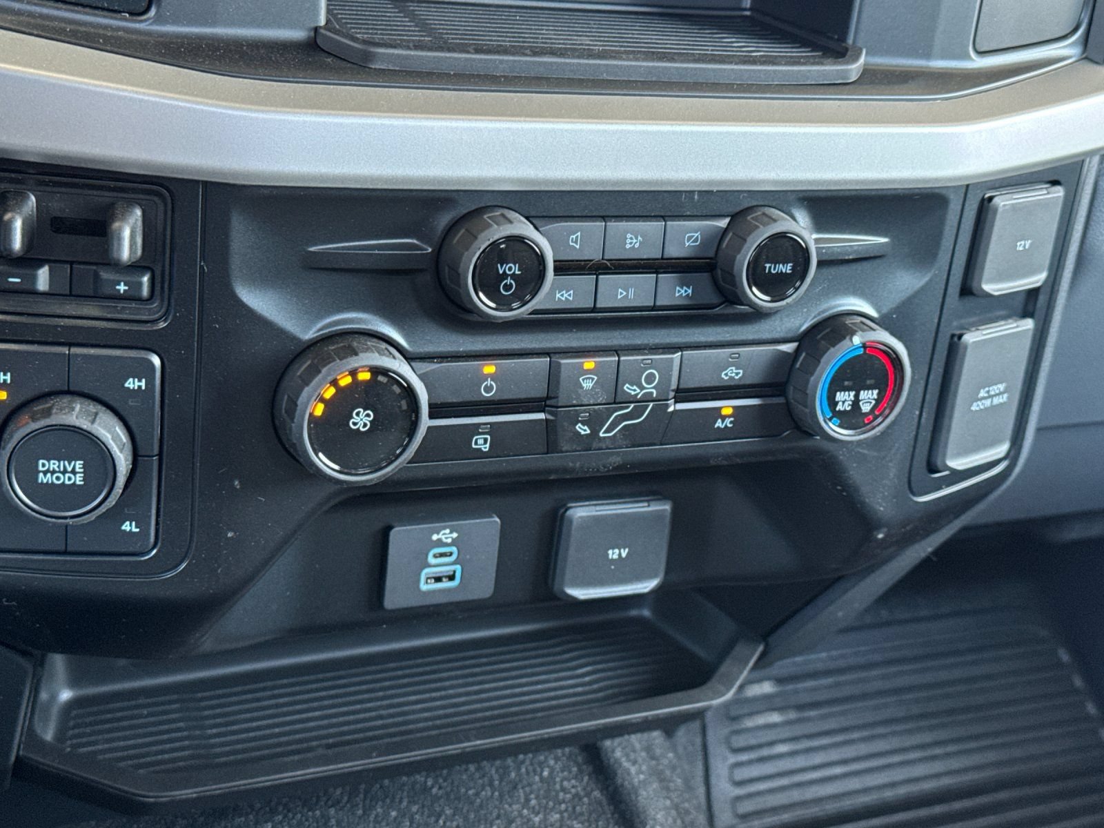 Used 2024 Ford F550 4x4 Regular Cab Super Duty image 19