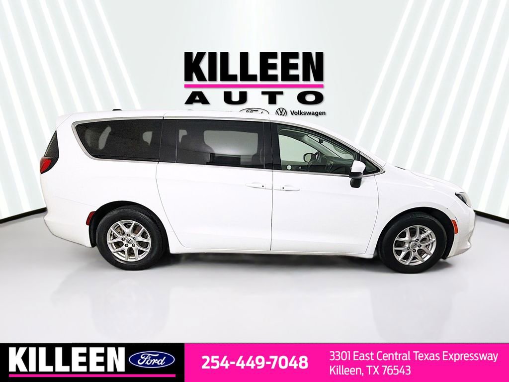 Used 2023 Chrysler Voyager LX image 9