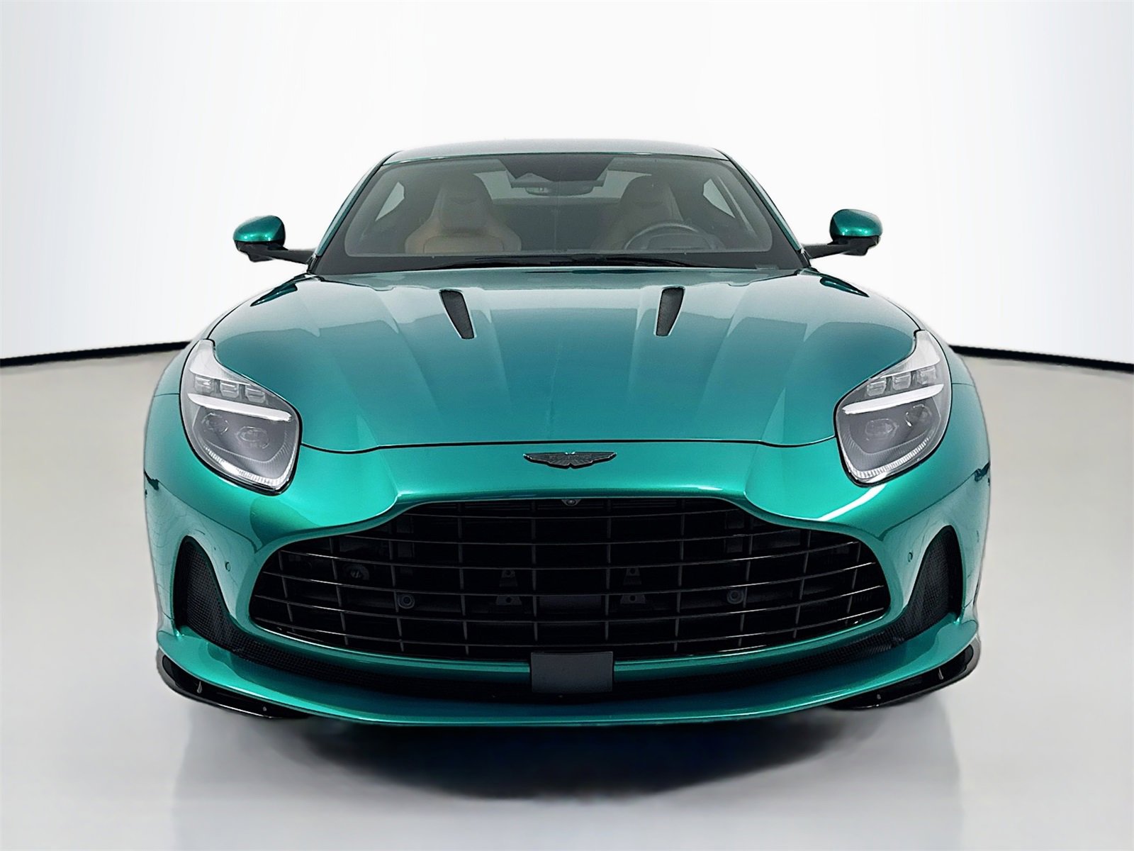 Used 2025 Aston Martin DB12 Coupe image 2