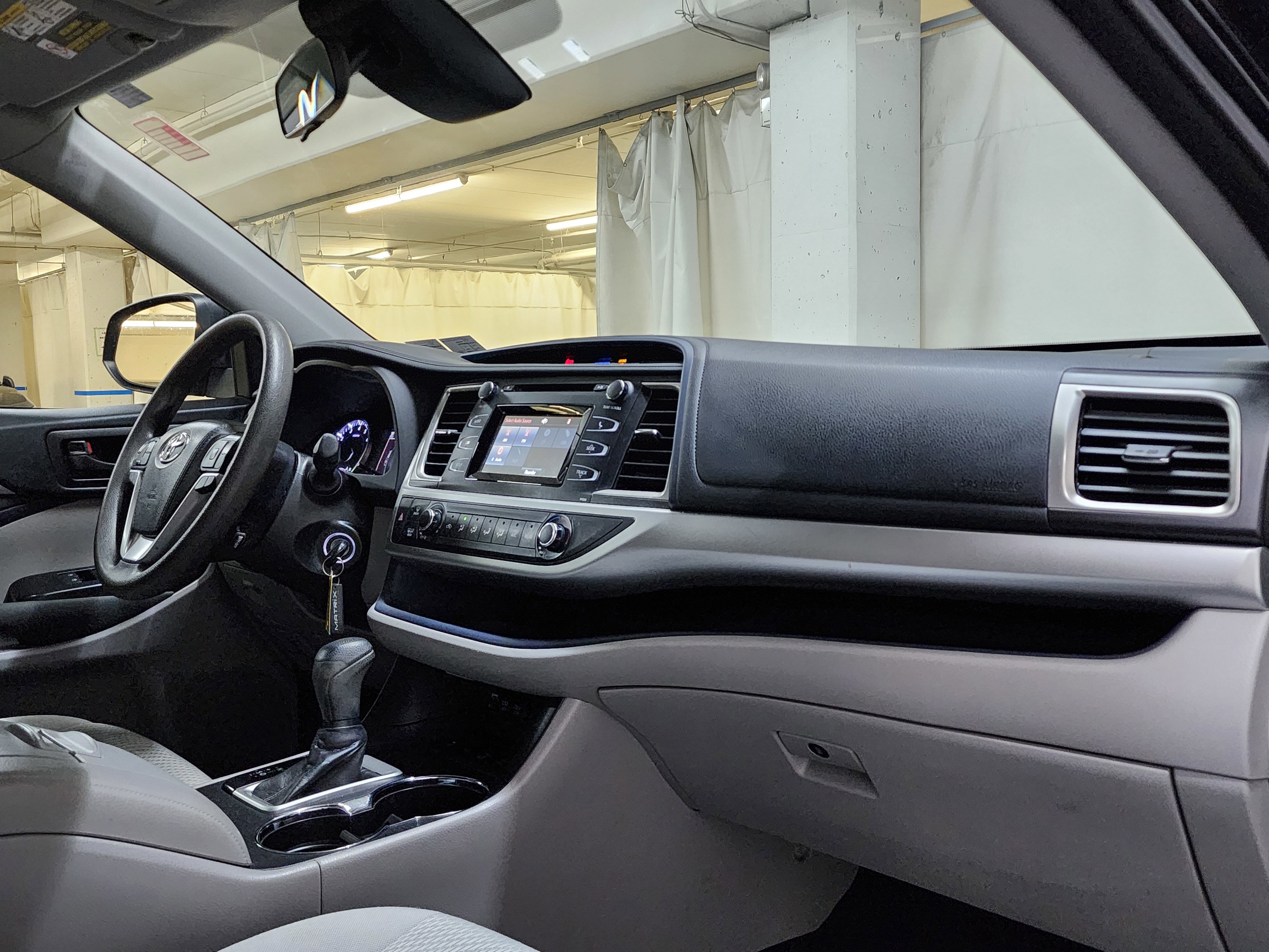 Used 2017 Toyota Highlander LE image 23