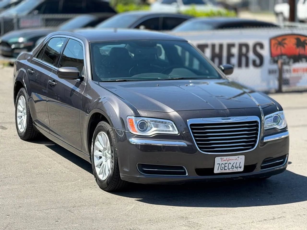 Used 2014 Chrysler 300 Limited RWD image 2