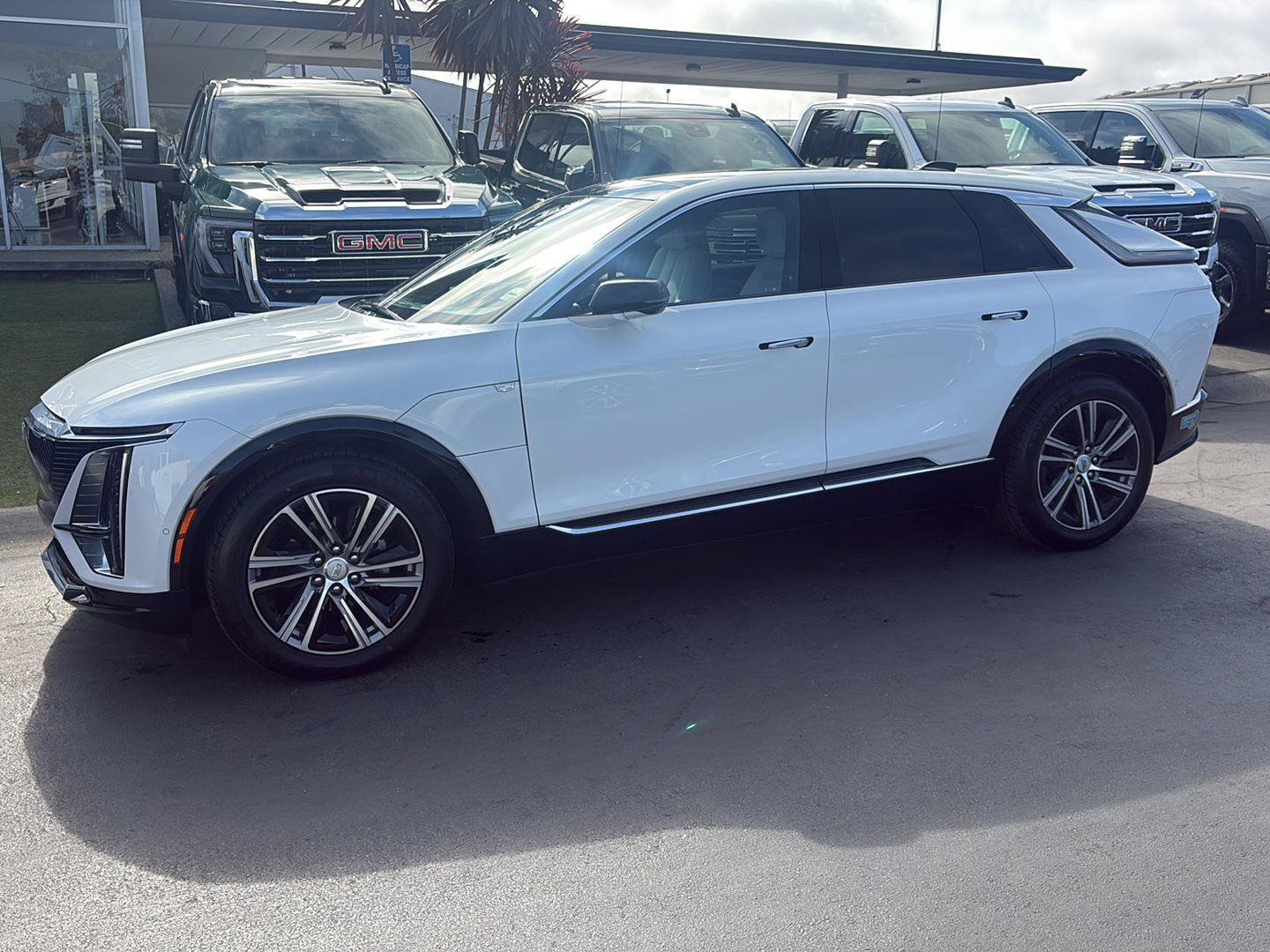 Used 2024 Cadillac Lyriq Luxury AWD/4WD image 20