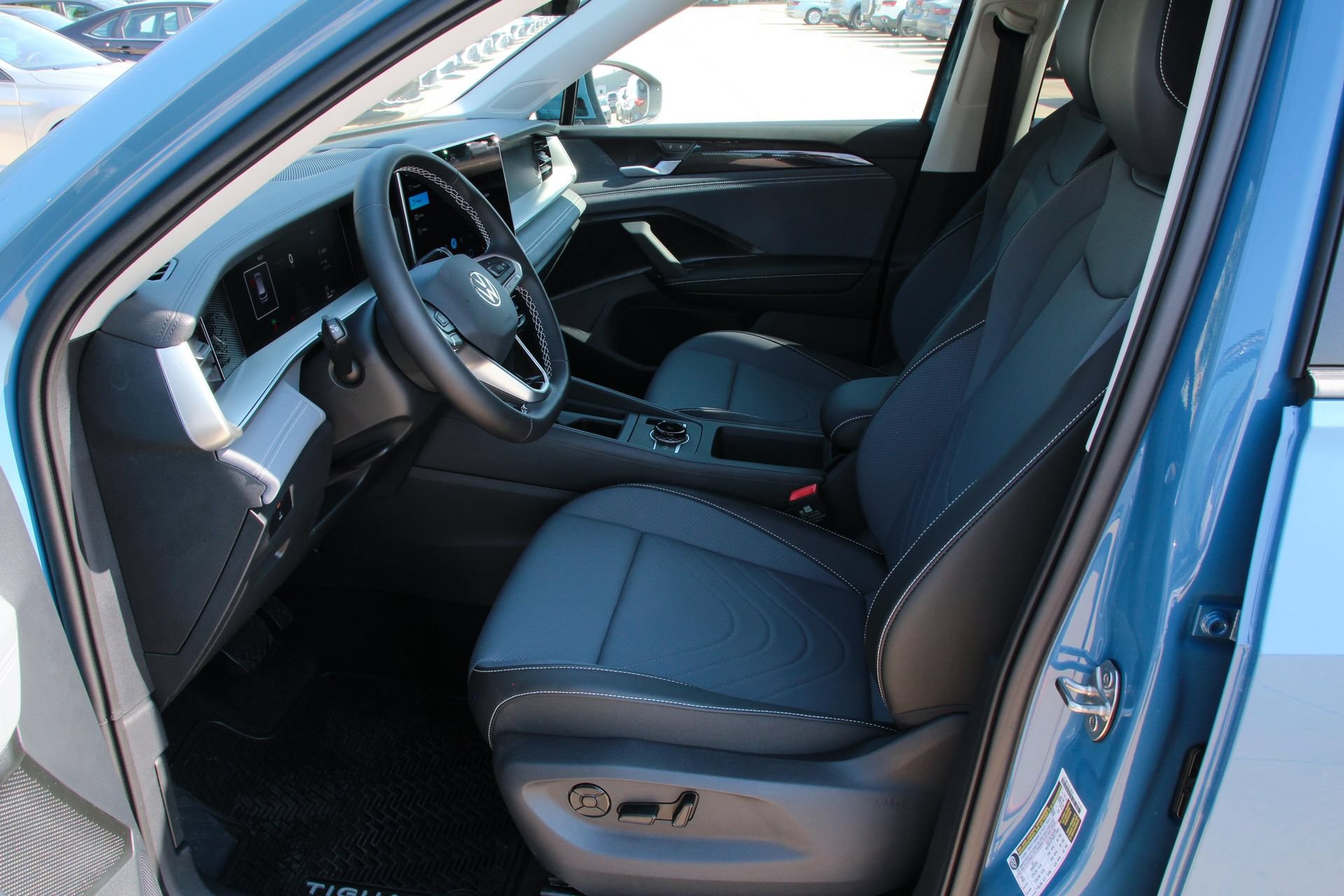 Certified 2025 Volkswagen Tiguan SE FWD image 9