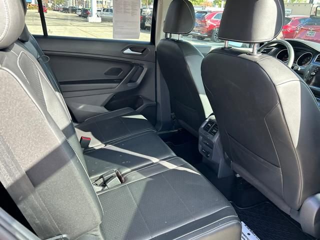 Used 2021 Volkswagen Tiguan SE w/ Panoramic Sunroof Package image 28