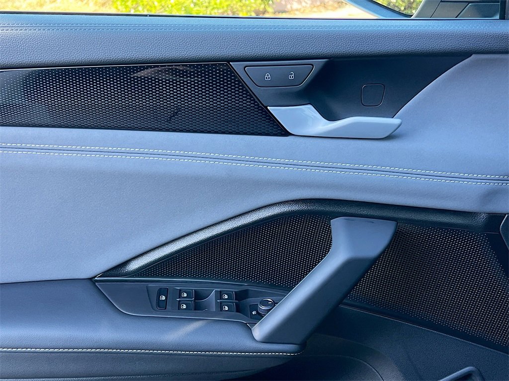 Used 2025 Volkswagen Tiguan SE R-Line image 17