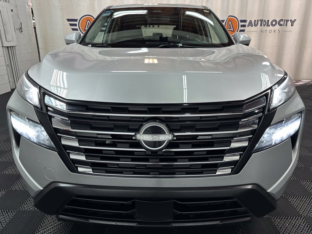 Used 2025 Nissan Rogue SV AWD/4WD image 3