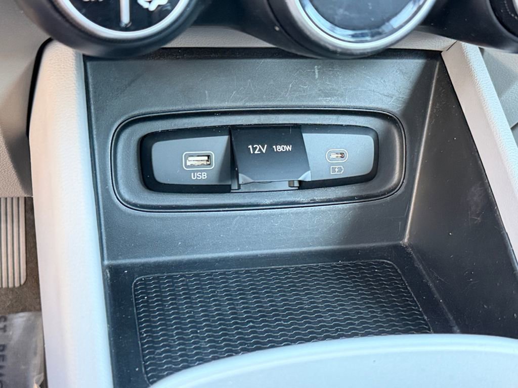 Used 2023 Hyundai Venue SEL image 26