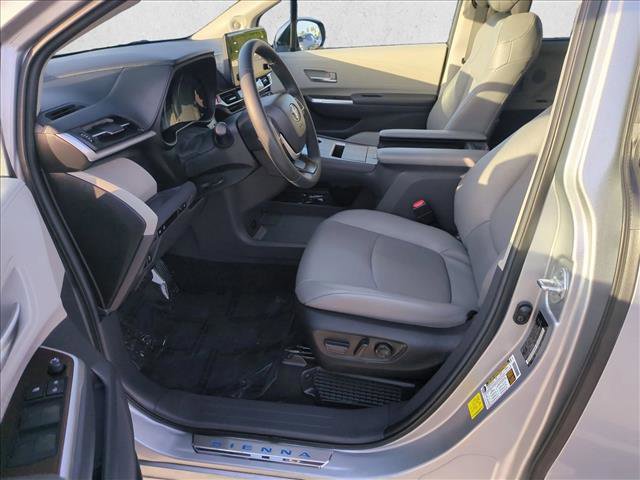 Used 2024 Toyota Sienna XLE w/ XLE Plus Package FWD image 17