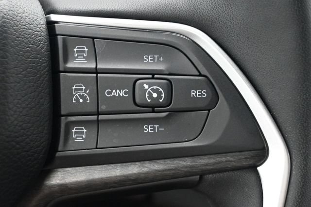 Used 2025 Jeep Grand Cherokee Limited w/ Black Appearance Package AWD/4WD image 7