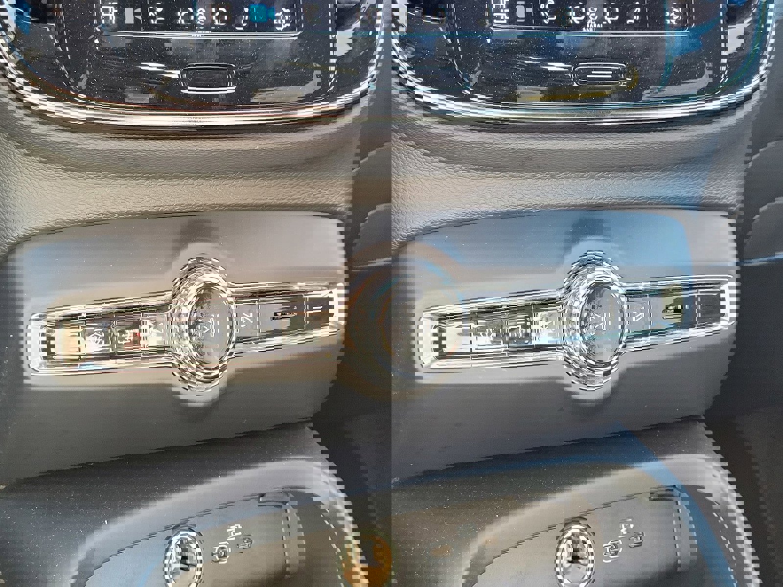 Used 2021 Volvo XC40 P8 Recharge image 25