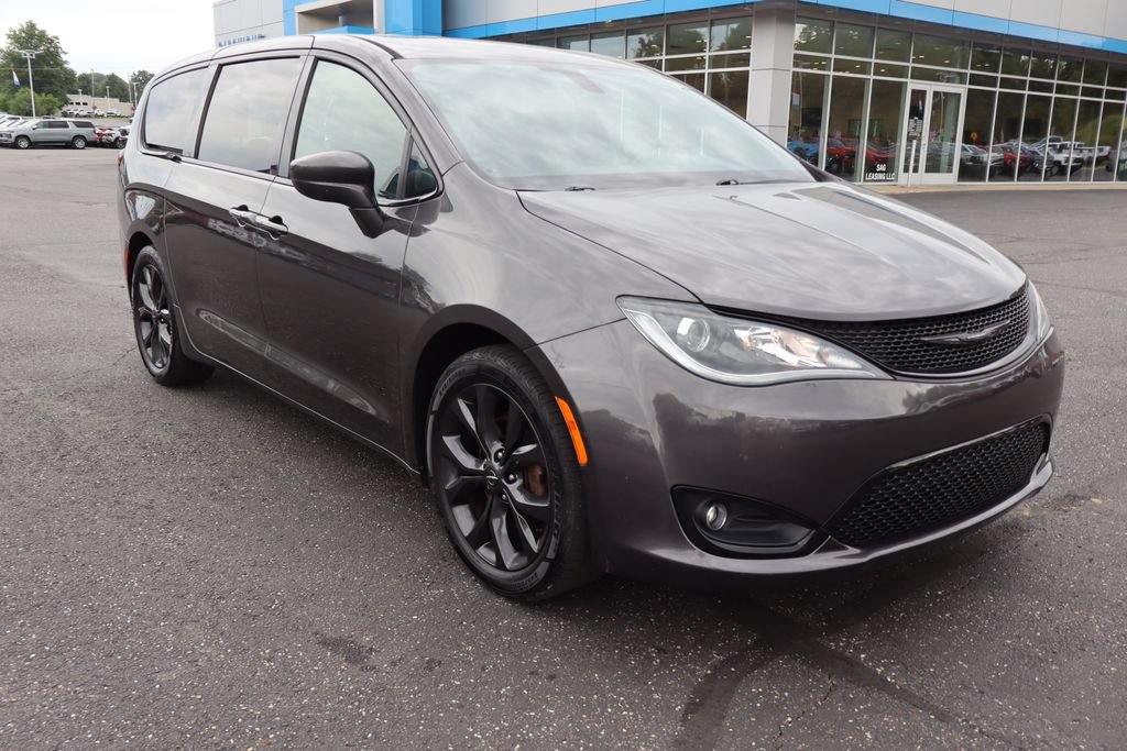 Used 2018 Chrysler Pacifica Touring Plus w/ S Appearance Package FWD image 2