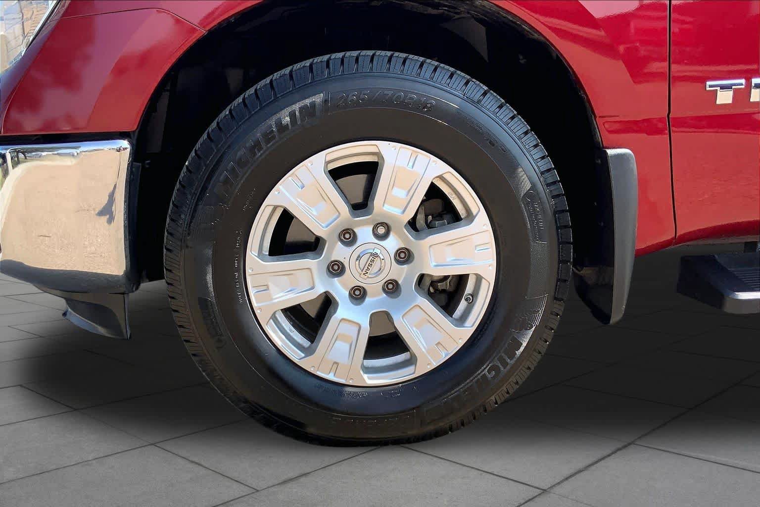 Used 2017 Nissan Titan SV RWD image 11