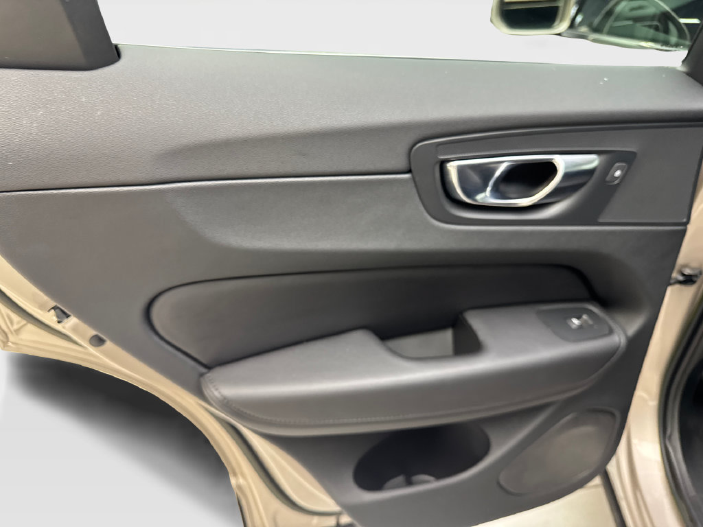 Used 2023 Volvo XC60 B5 Plus FWD image 39